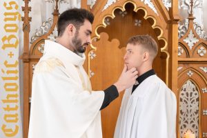 Altar Boy Noah, Chapter 4: Altar Boy Training Noah